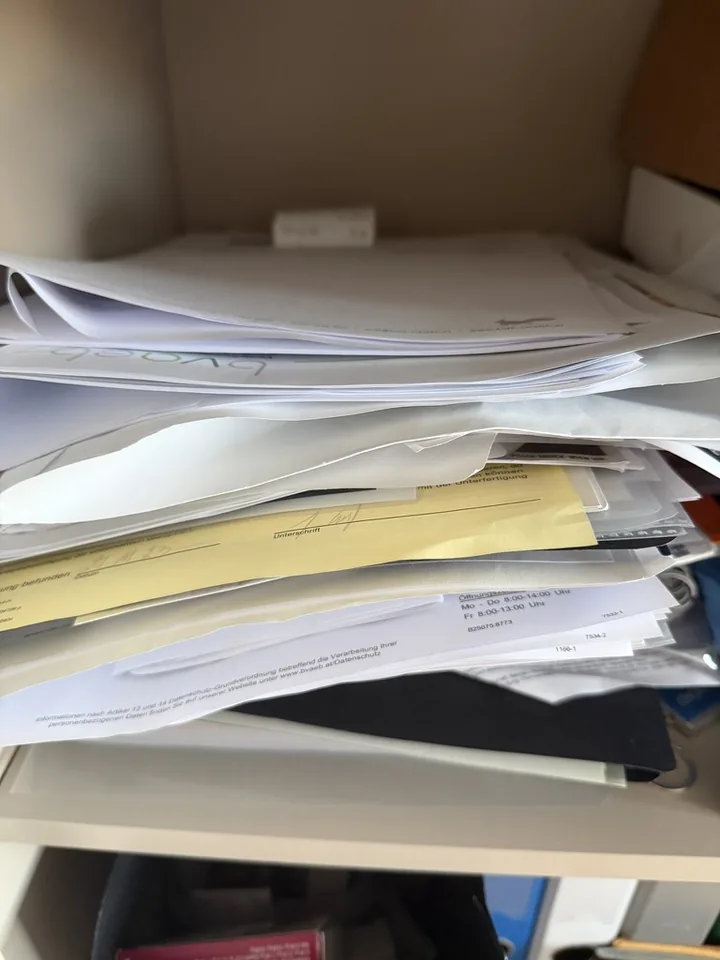 Pile de papiers non triés avec lettres ouvertes, délais et preuves.